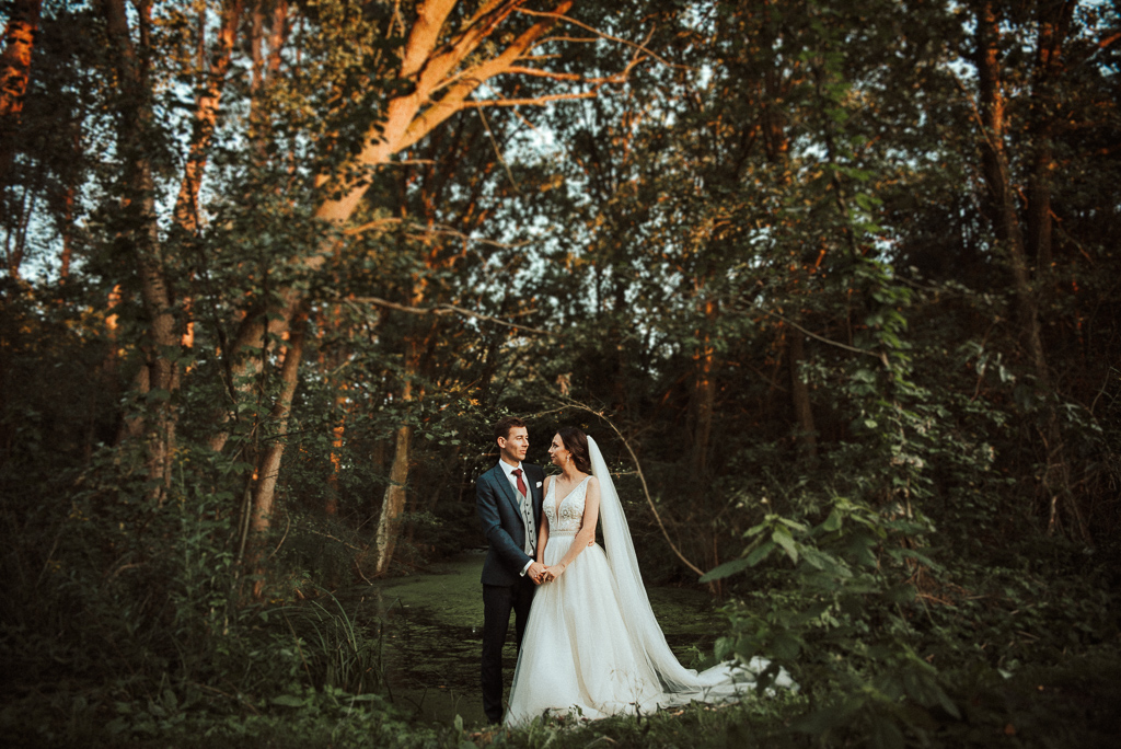 Sesja ślubna w głębi lasu